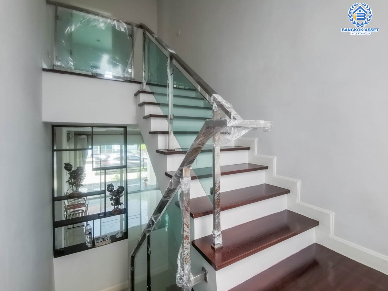 บ้านเดี่ยวมือสองย่านนนทบุรี ม.ชวนชมพาร์ค2 บางกรวย-ไทรน้อย หลังมุม เนื้อที่มากถึง 79.3 ตร.ว. ฟังก์ชัน 4 ห้องนอน 3 ห้องน้ำ 2 ที่จอดรถ บนทำเลเยี่ยม ใกล้เซ็นทรัลเวสต์เกต และรถไฟฟ้าสายสีม่วง "สถานีคลองบางไผ่"